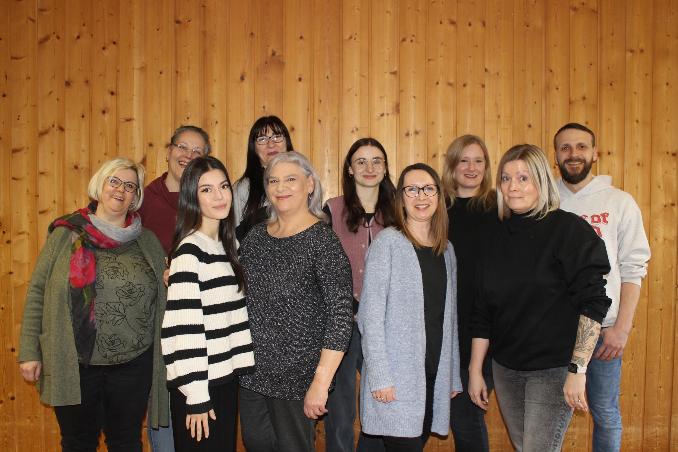 Zehn Personen, die das Team der Kath. Kindertagesstätte St. Marien 'Farbenfroh' bilden.