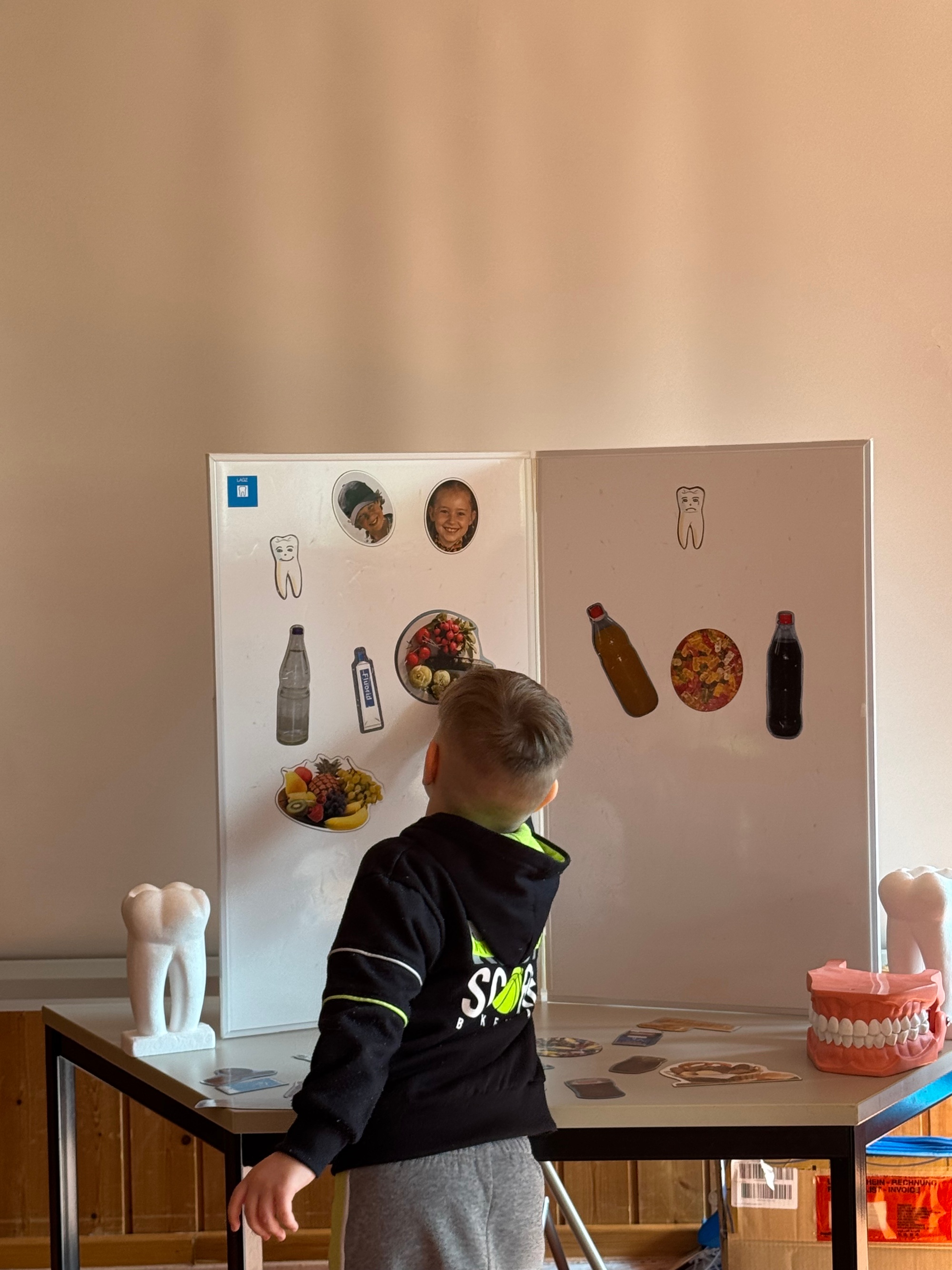 Die Kinder stellen fest, was gute und was schlechte Lebensmittel für die Zähne sind.