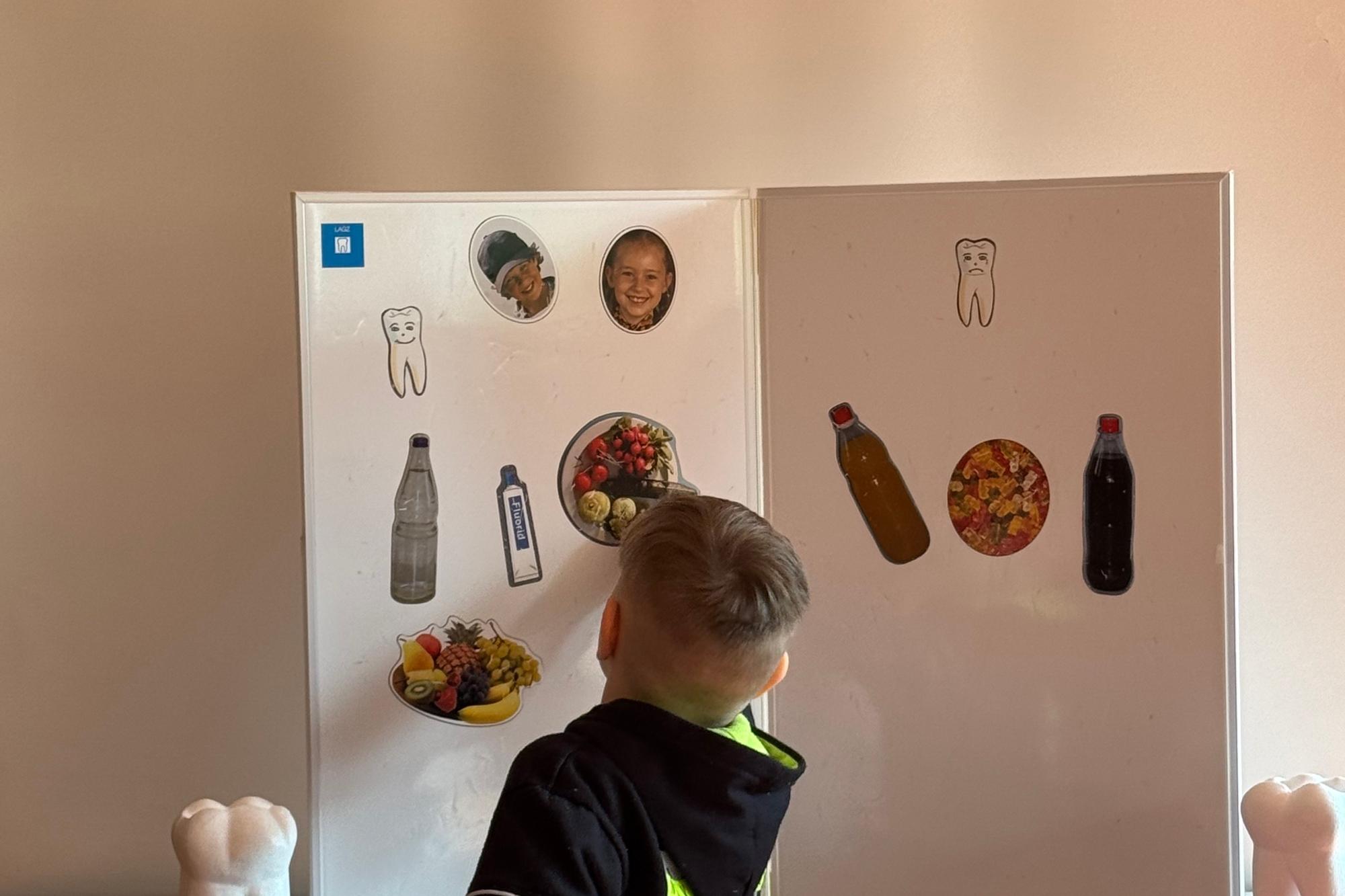 Die Kinder stellen fest, was gute und was schlechte Lebensmittel für die Zähne sind.