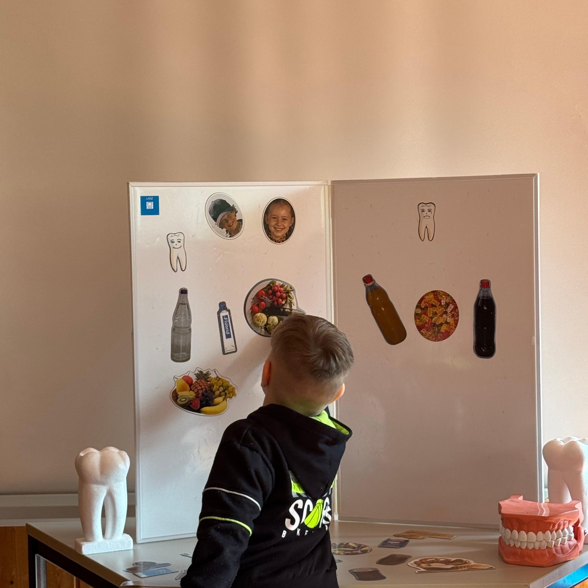 Die Kinder stellen fest, was gute und was schlechte Lebensmittel für die Zähne sind.