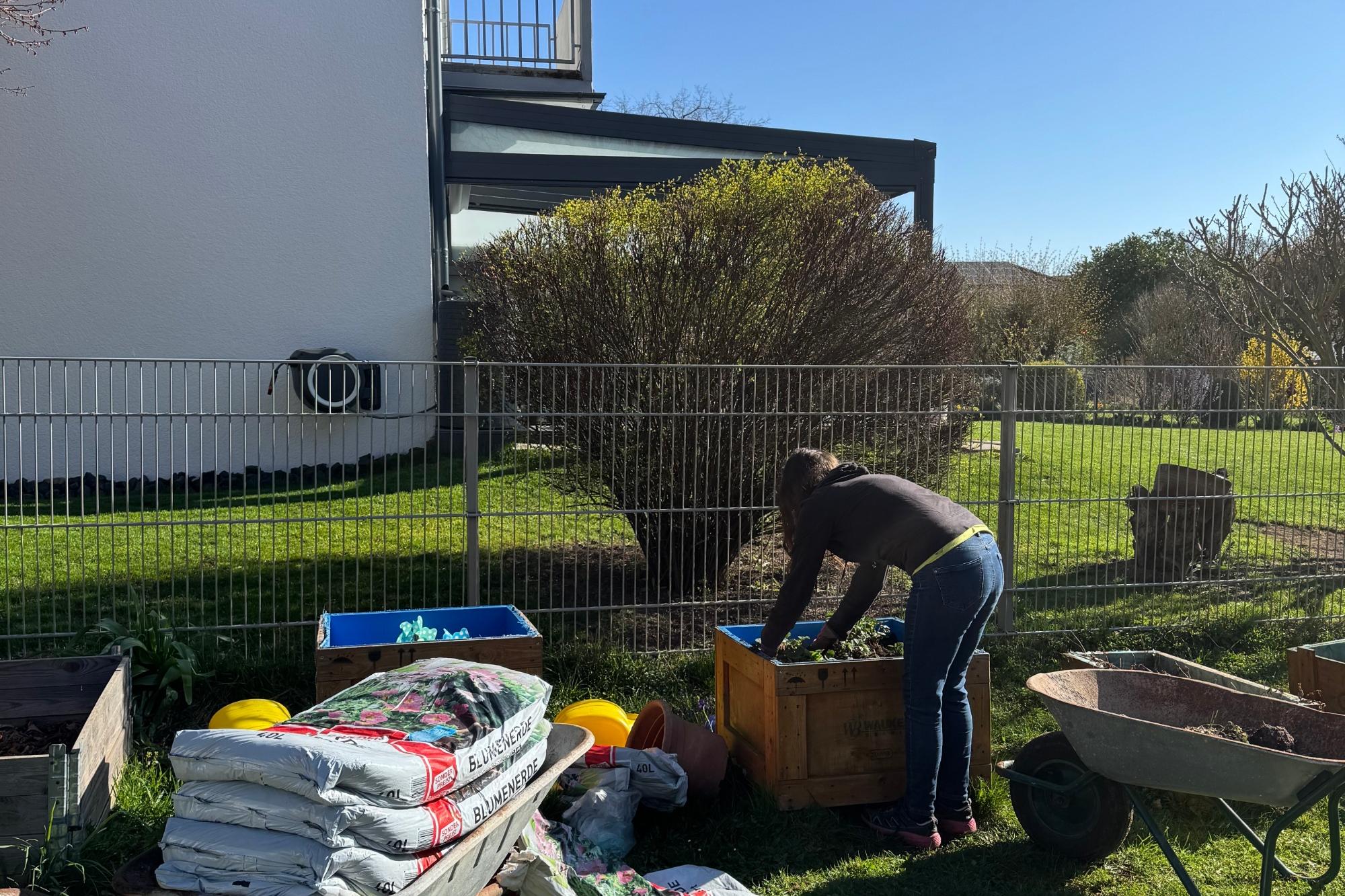 Eine fleißige Mutter, die unsere Beete im Garten mit neuer Muttererde befüllt
