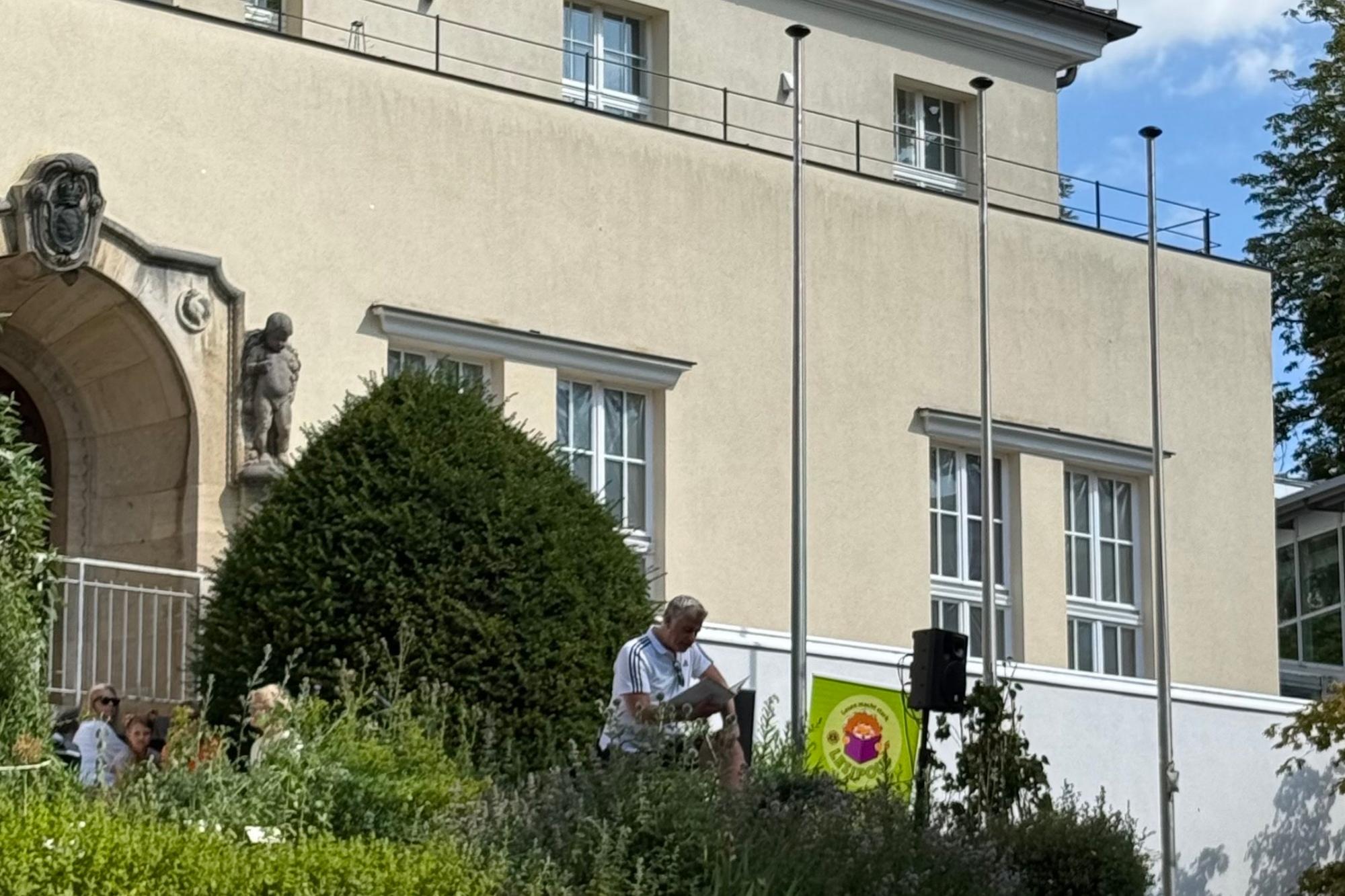 Ein Lesepate liest den Kindern Geschichten von 'Peterson und Findus' vor.