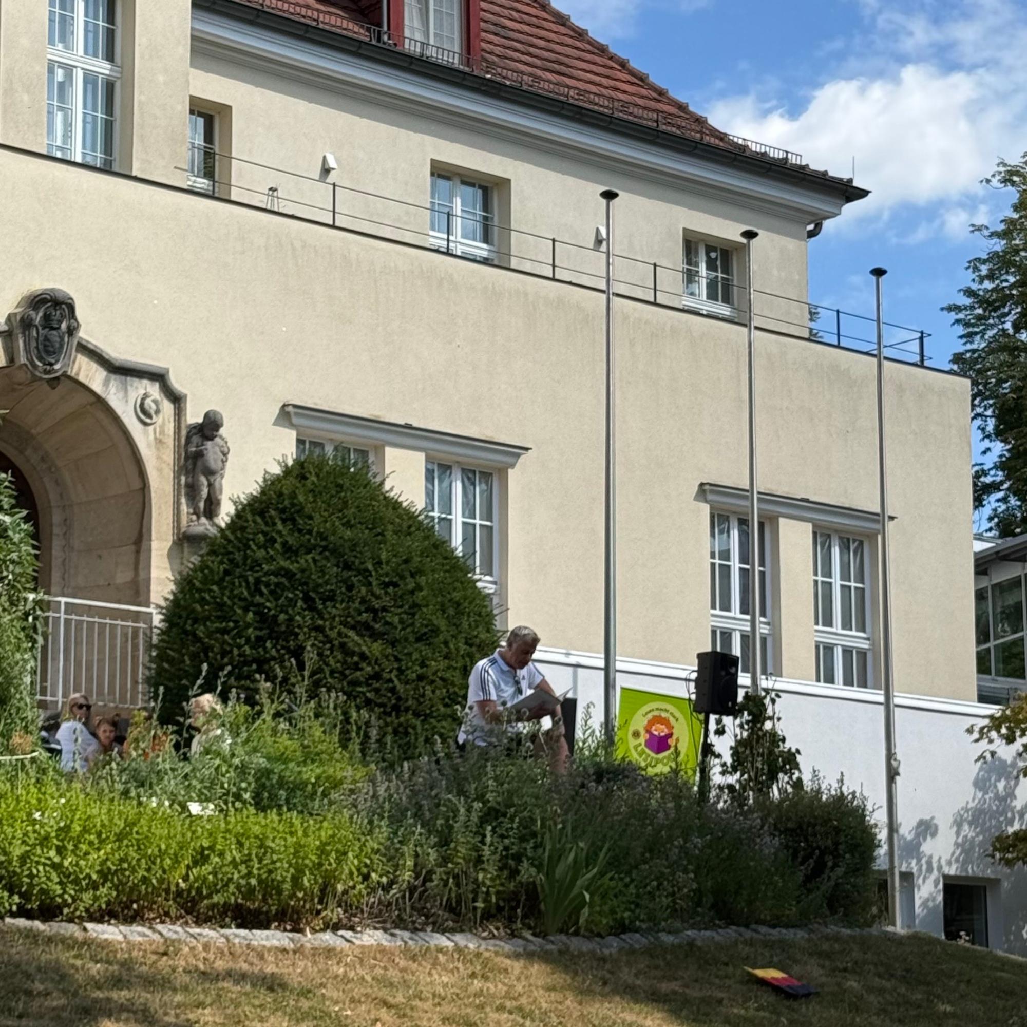 Ein Lesepate liest den Kindern Geschichten von 'Peterson und Findus' vor.