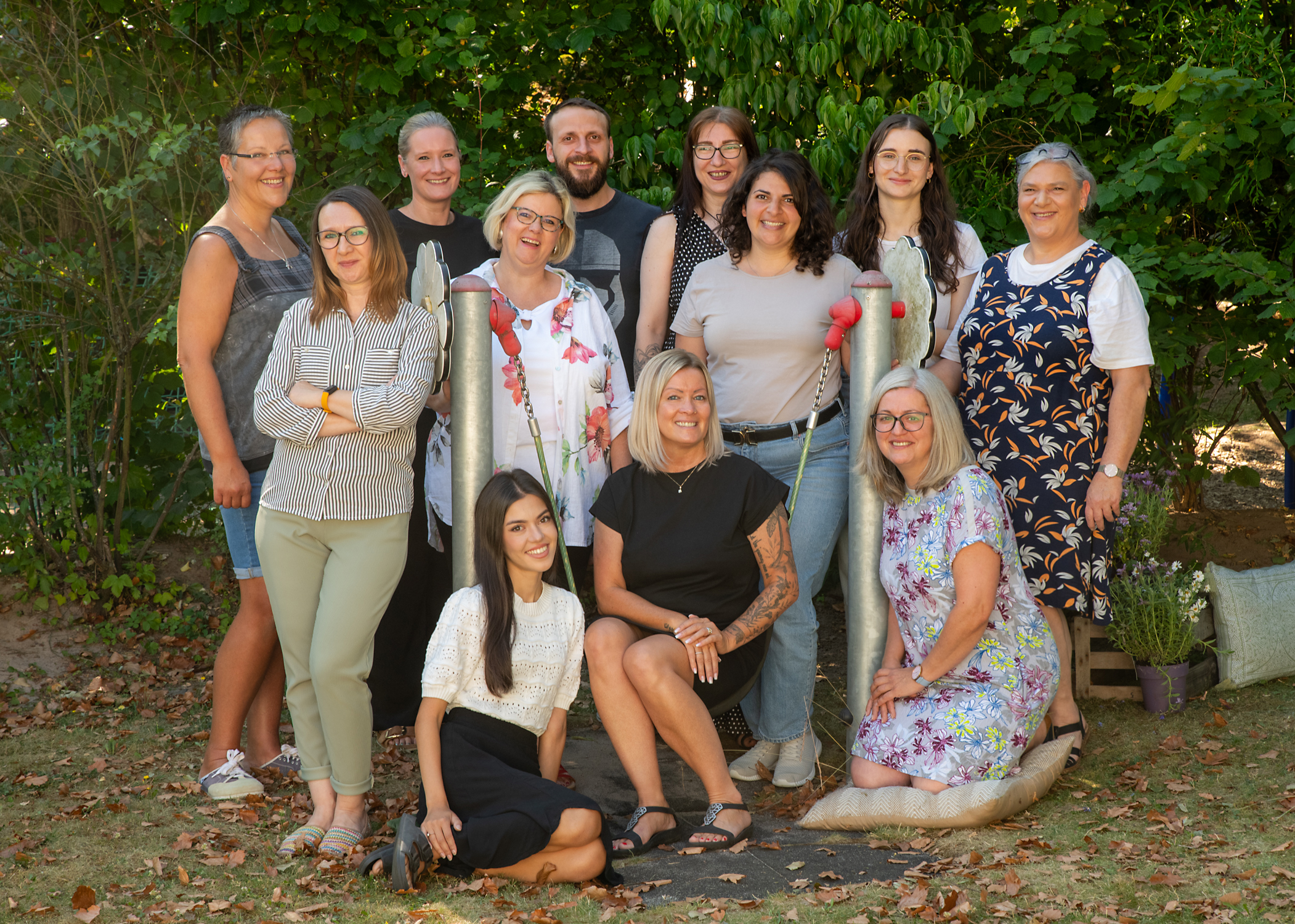 Das Team der Kindertagesstätte St. Marien 'Farbenfroh' Reihe hinten von links nach rechts: Fr. Werner, Fr. Stüpfert, Hr. Tonn, Fr. Büchner, Fr. König, Fr. Seritciyan, mittlere Reihe von links nach rechts: Fr. Macioszek, Fr. Rothenstein, Fr. Lebert, vorne sitzend von links nach rechts: Fr. Gürsoy, Fr. Koba, Fr. Piesiurer.